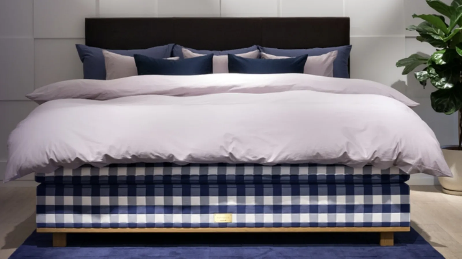Bed with Marquis headboard by Hastens